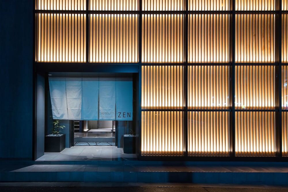 施設の正面 (日没後)