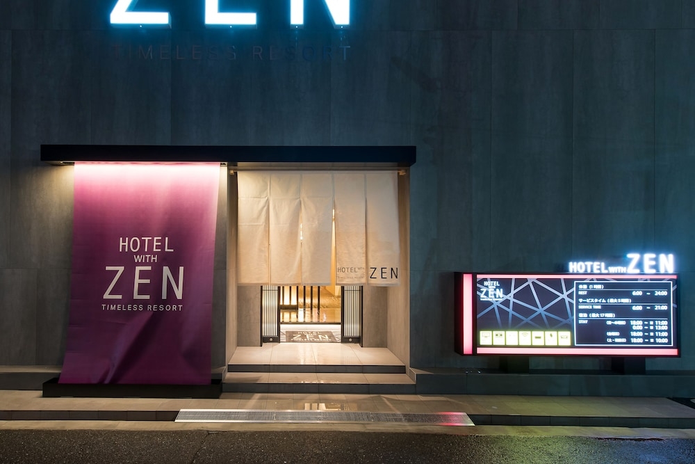 施設の正面 (日没後)