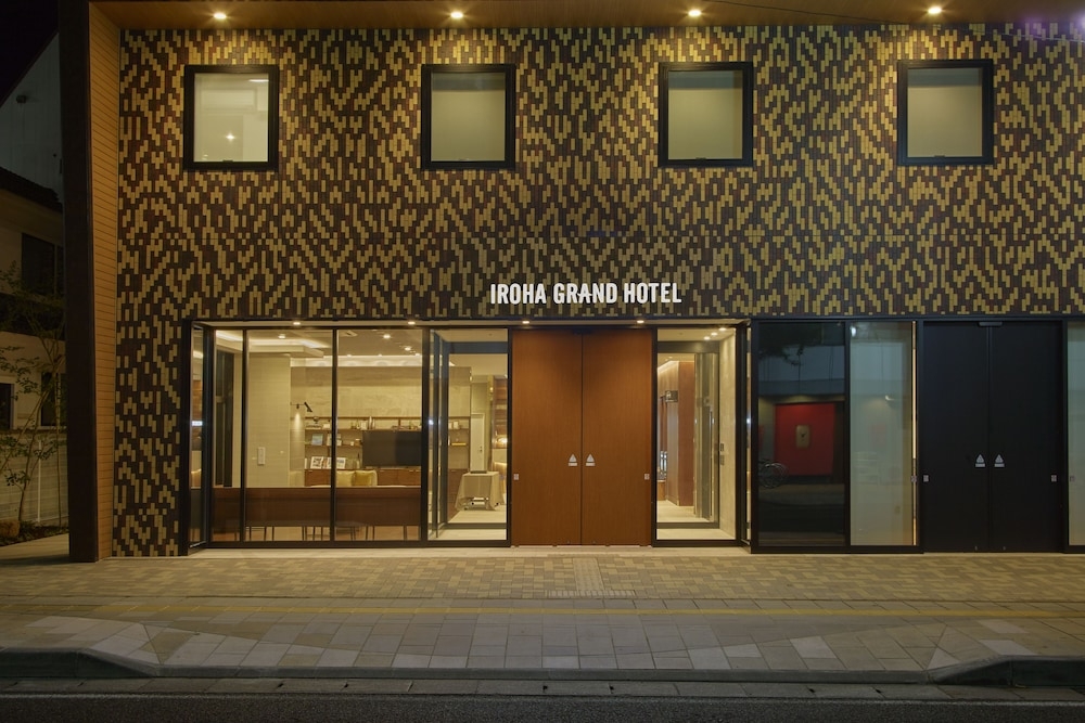 施設の正面 (日没後)