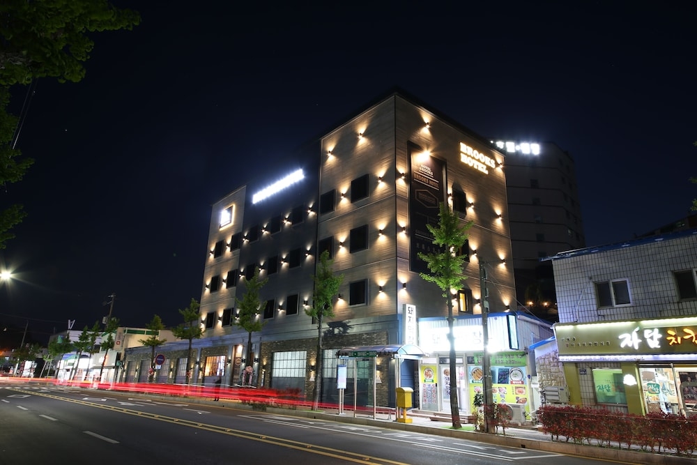 施設の正面 (日没後)