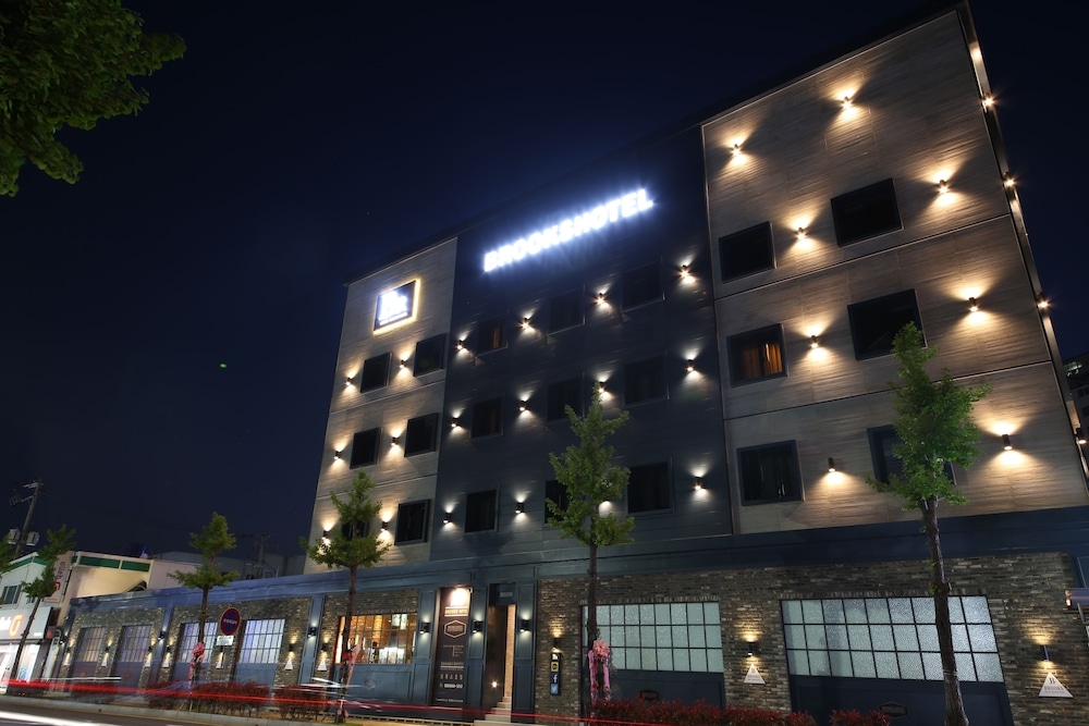 施設の正面 (日没後)