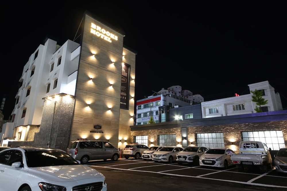 RV またはトラック用駐車場