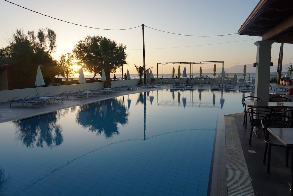 施設の正面 (日没後)