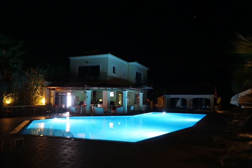 施設の正面 (日没後)