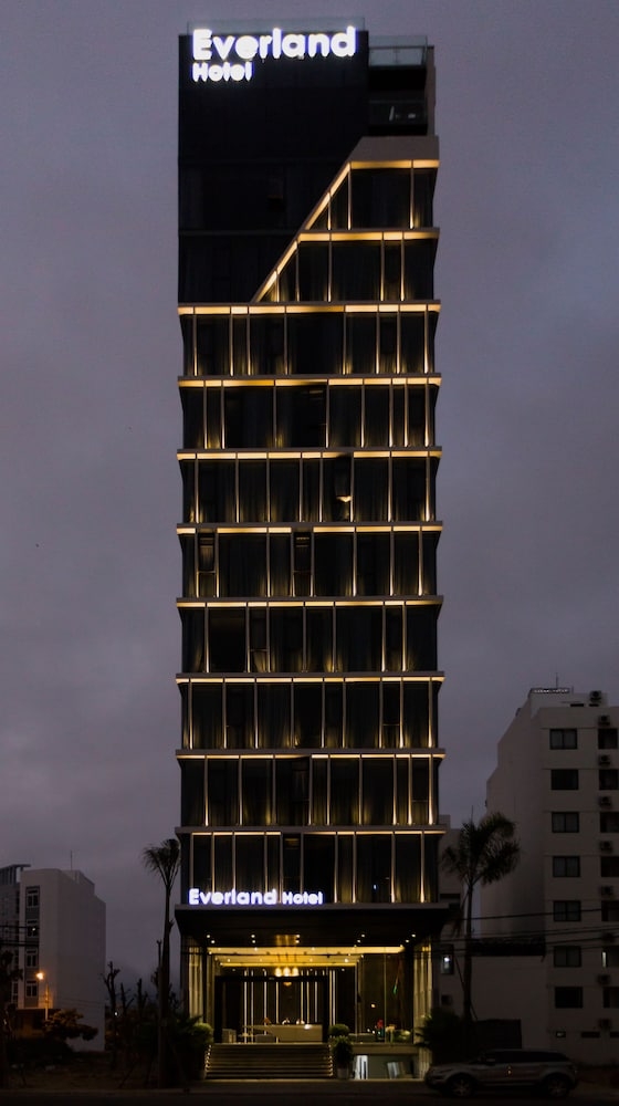 施設の正面 (日没後)