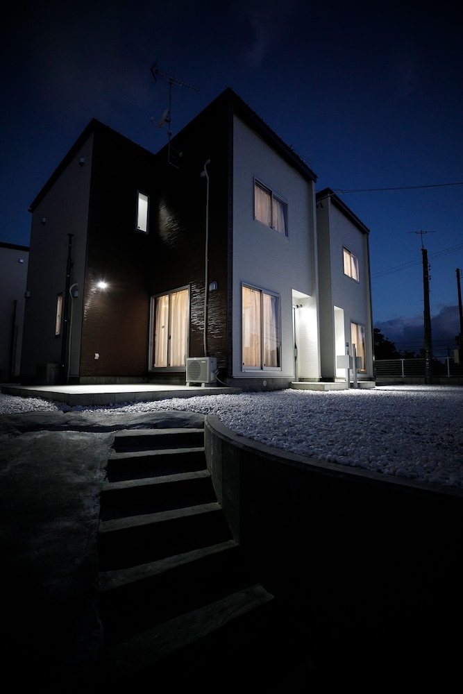 施設の正面 (日没後)