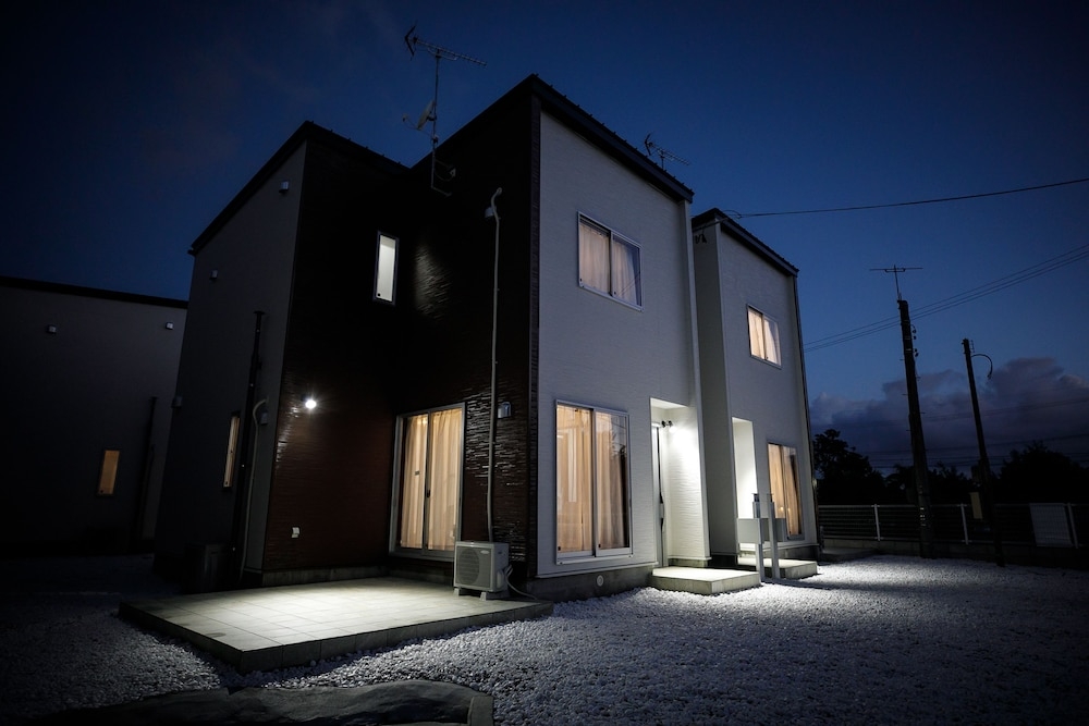 施設の正面 (日没後)