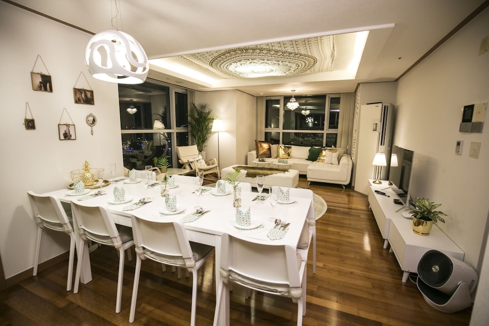 客室内のダイニングエリア