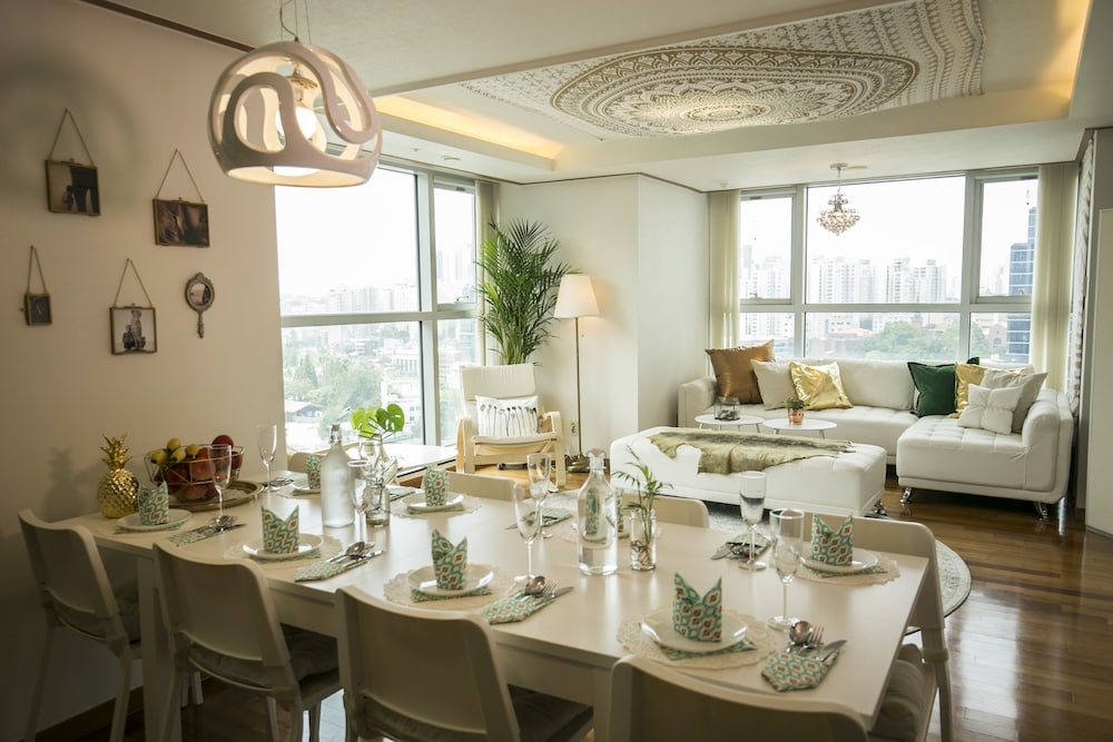 客室内のダイニングエリア