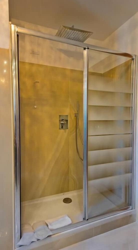 バスルームのシャワー