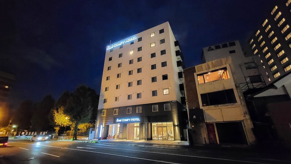 施設の正面 (日没後)