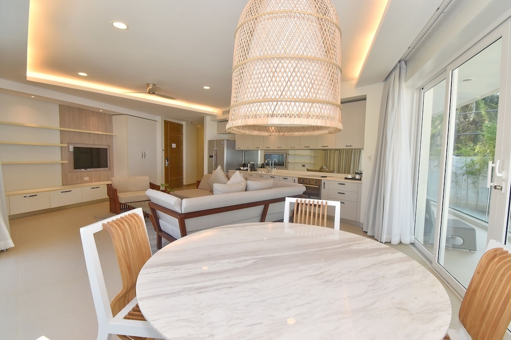 客室内のダイニングエリア