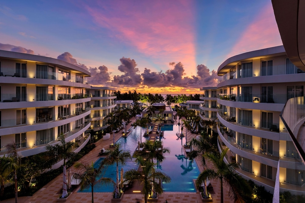 施設の正面 (日没後)