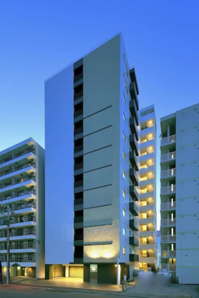 施設の正面 (日没後)