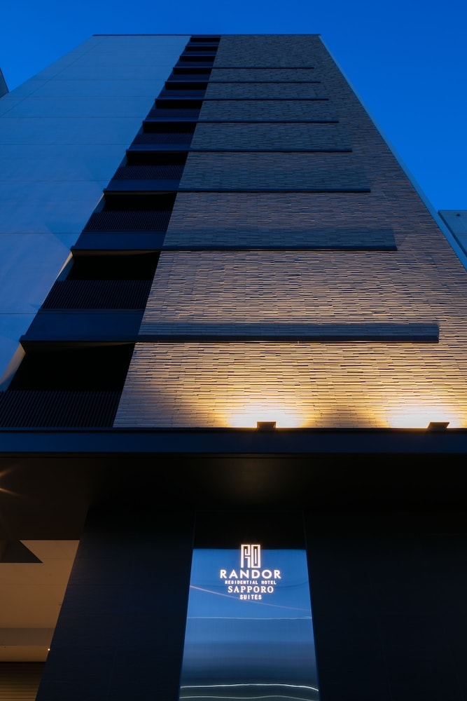 施設の正面 (日没後)