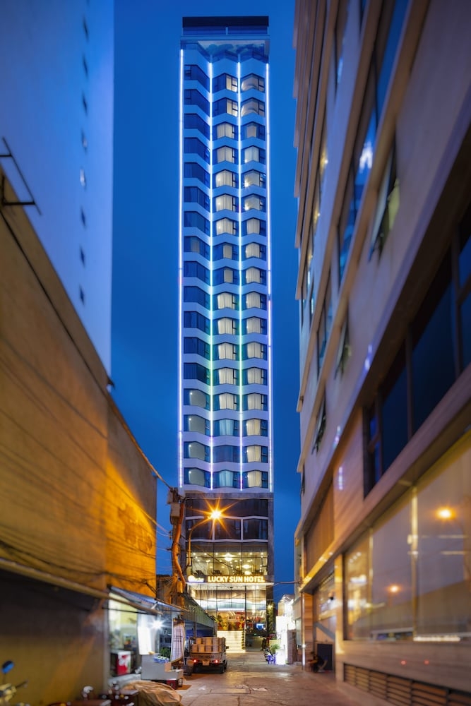 施設の正面 (日没後)