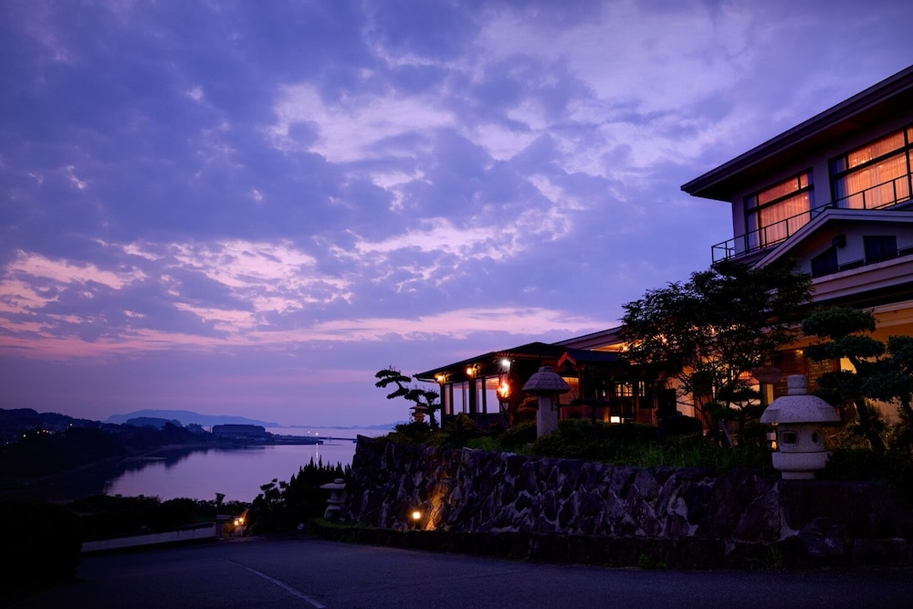 施設の正面 (日没後)