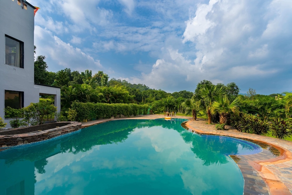 施設の正面 (日没後)