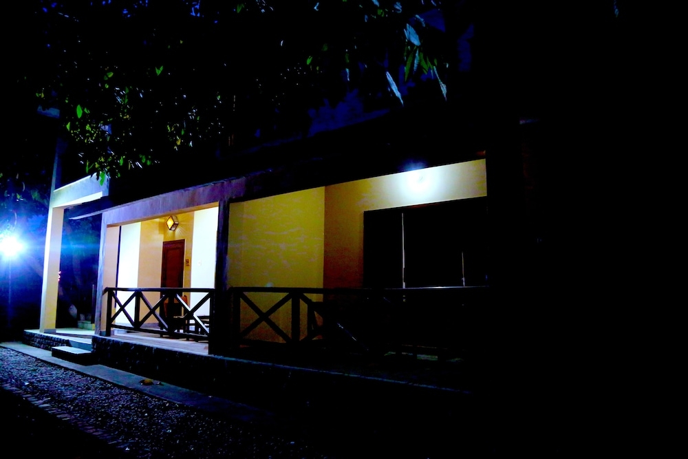 施設の正面 (日没後)