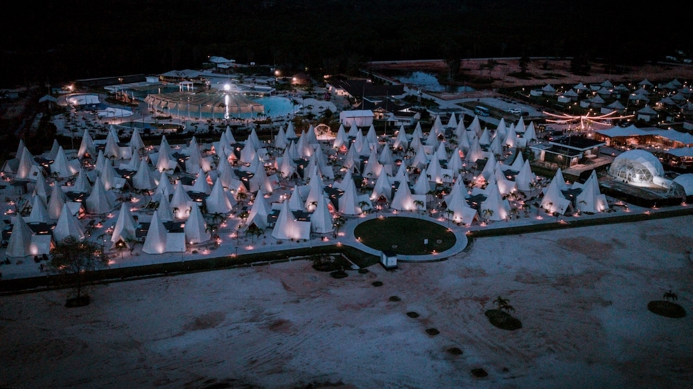 施設の正面 (日没後)