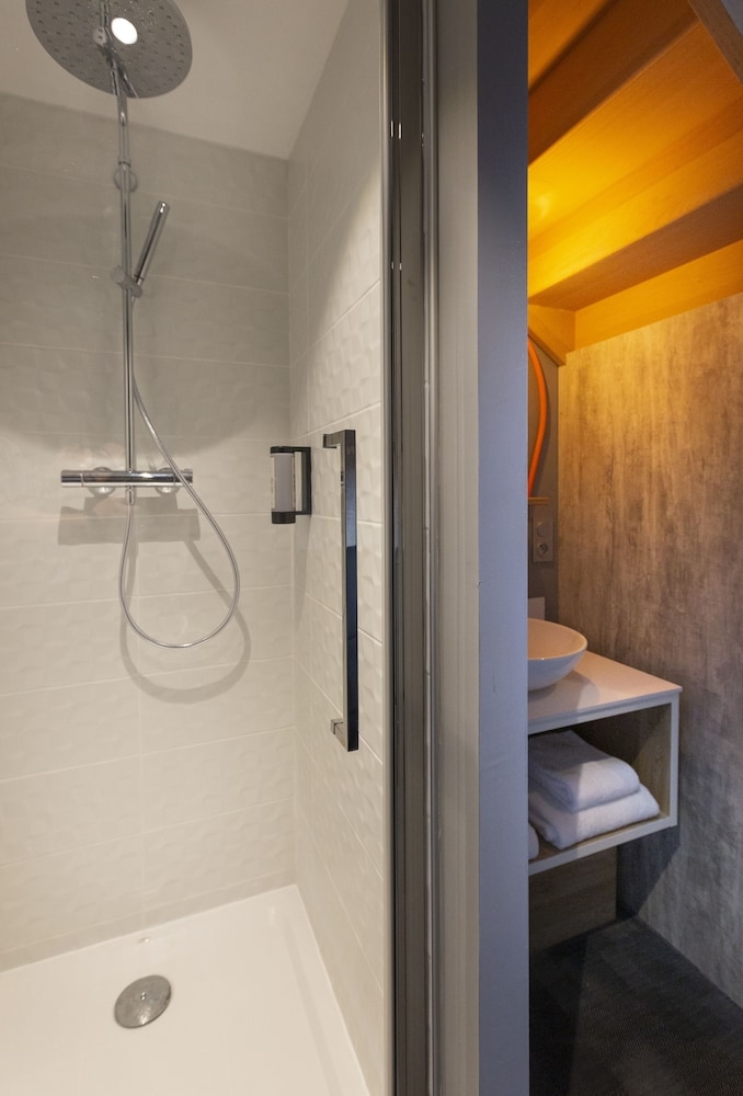 バスルームのシャワー