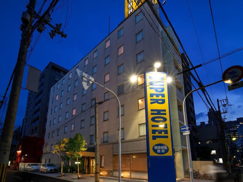 施設の正面 (日没後)