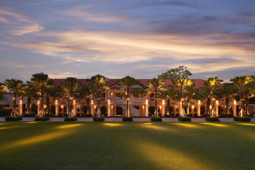 施設の正面 (日没後)