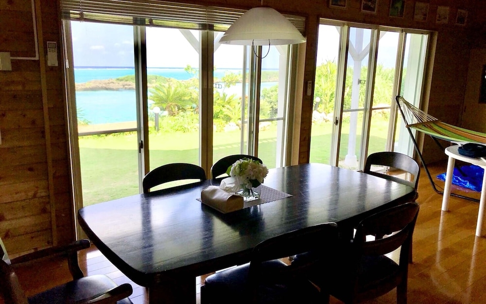 客室内のダイニングエリア