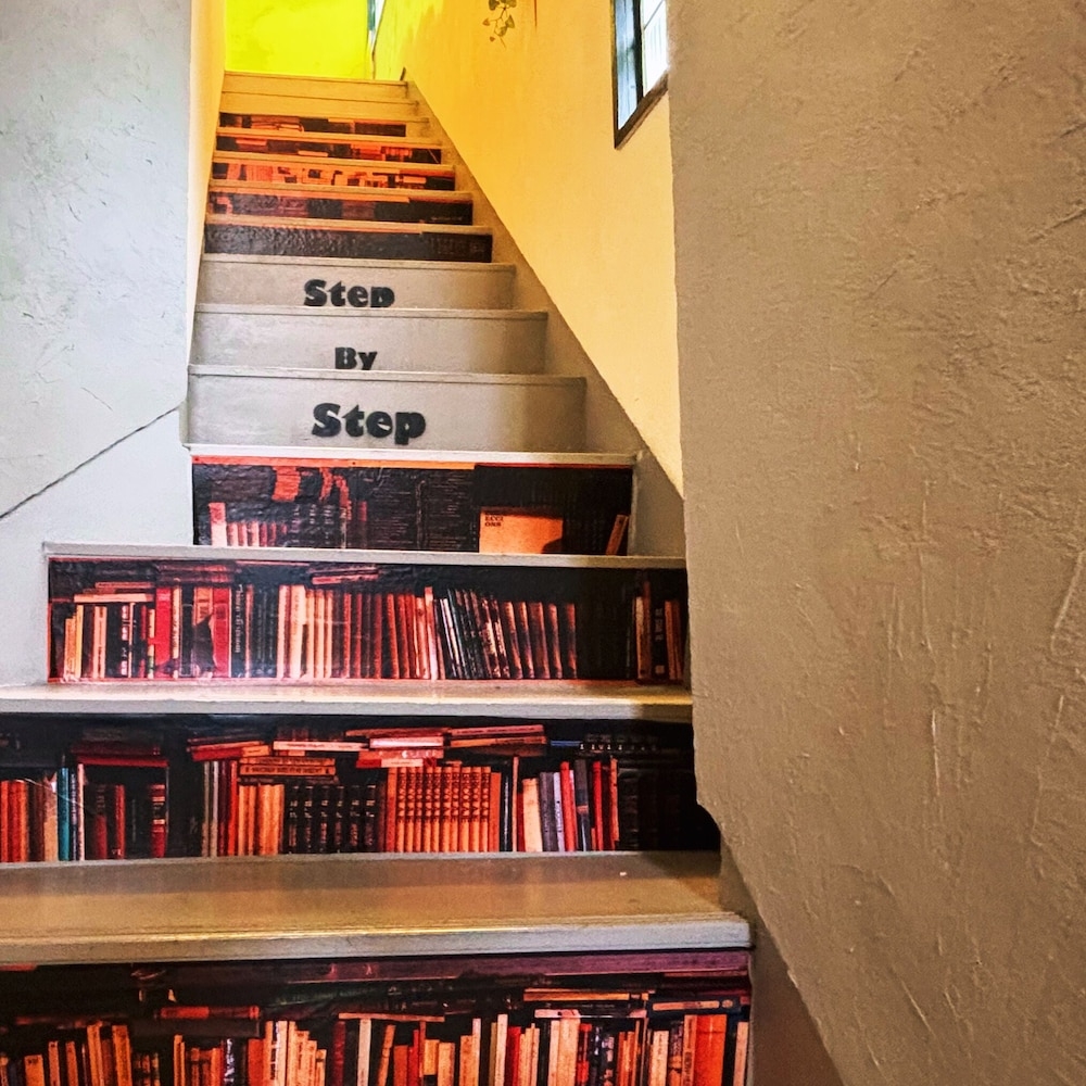 施設の正面 (日没後)