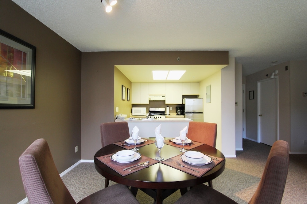 客室内のダイニングエリア