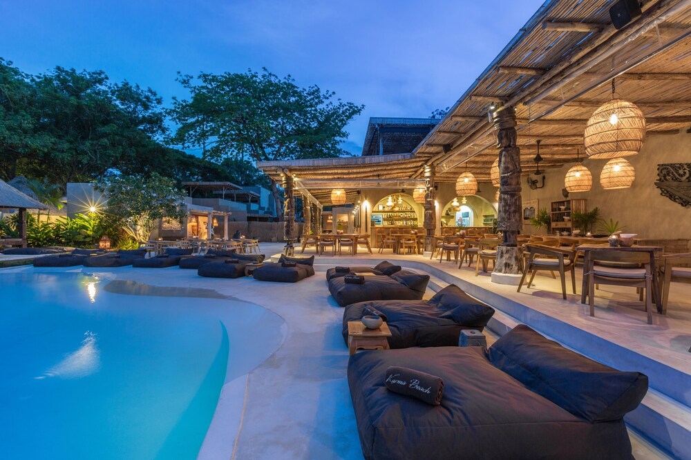 施設の正面 (日没後)