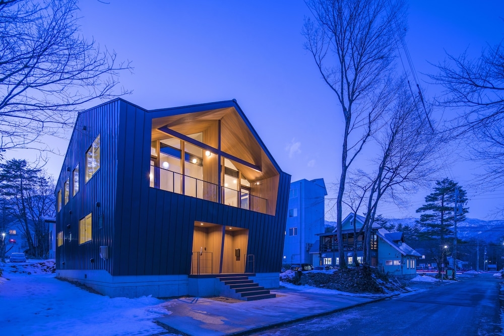 施設の正面 (日没後)