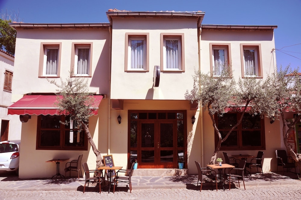 施設の正面 (日没後)