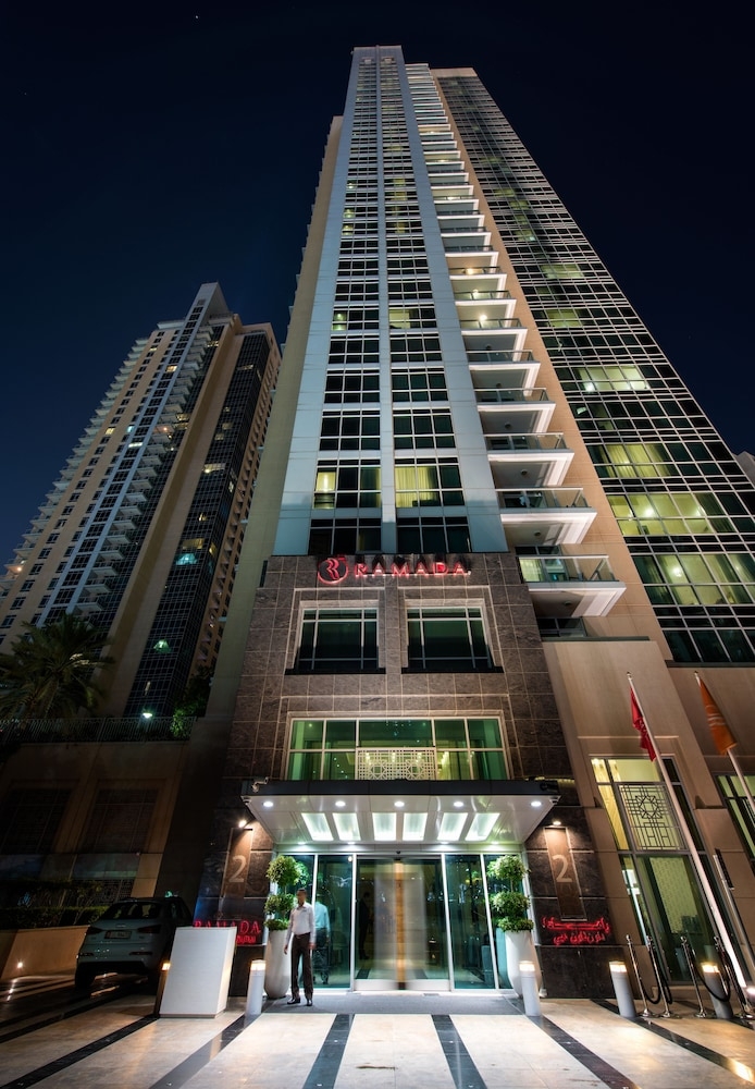 施設の正面 (日没後)