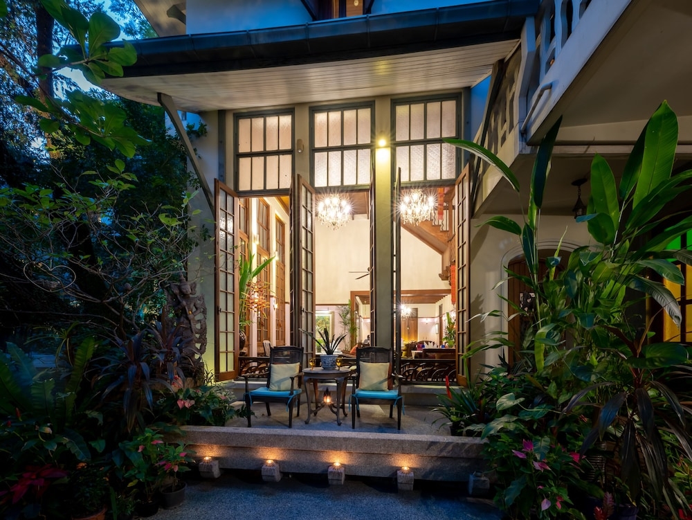 施設の正面 (日没後)