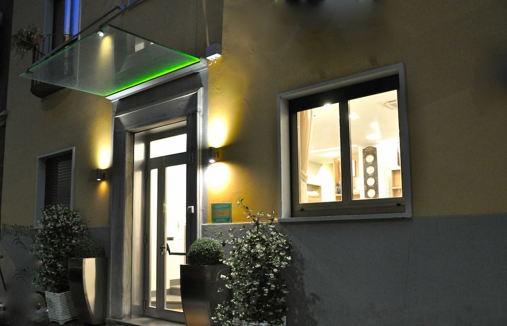 施設の正面 (日没後)