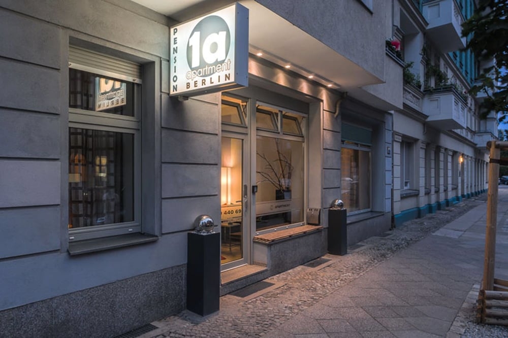 施設の正面 (日没後)