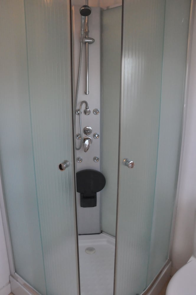 バスルームのシャワー