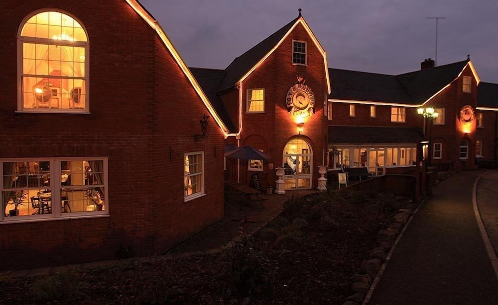 施設の正面 (日没後)