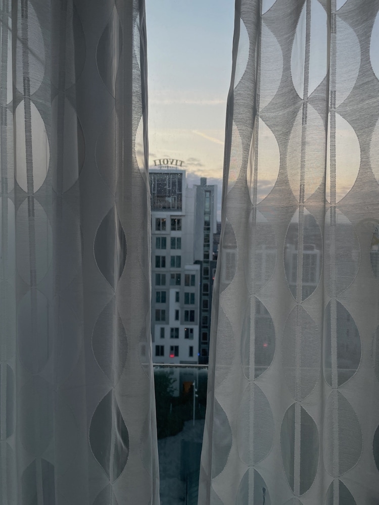 施設の正面 (日没後)