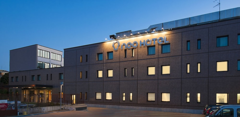 施設の正面 (日没後)