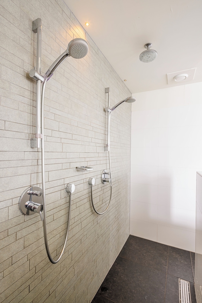 バスルームのシャワー