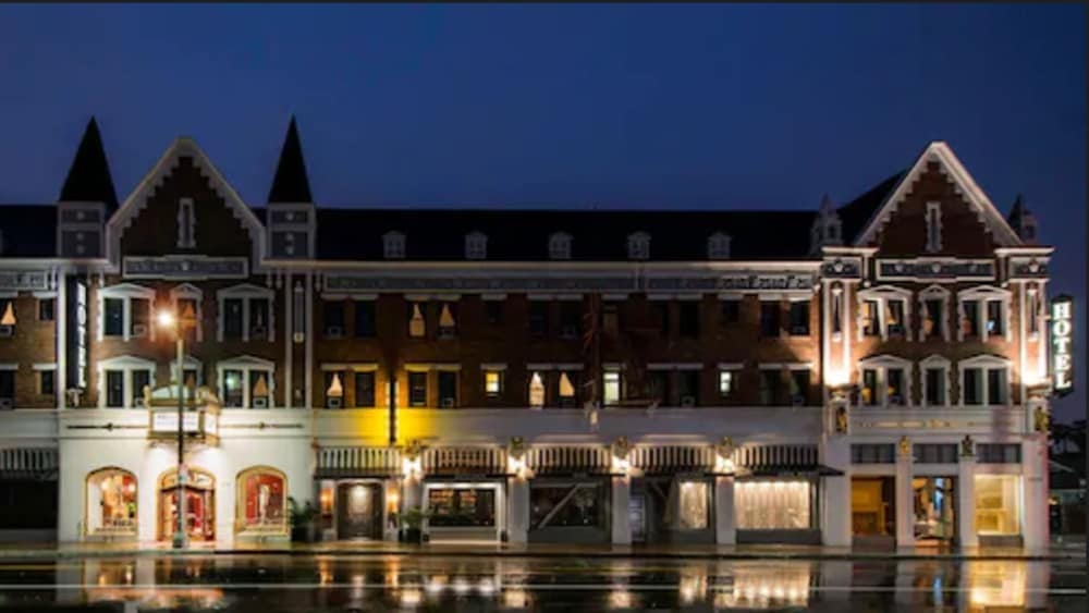 施設の正面 (日没後)