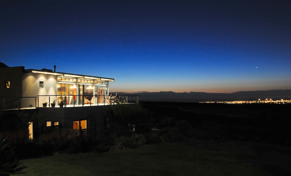 施設の正面 (日没後)