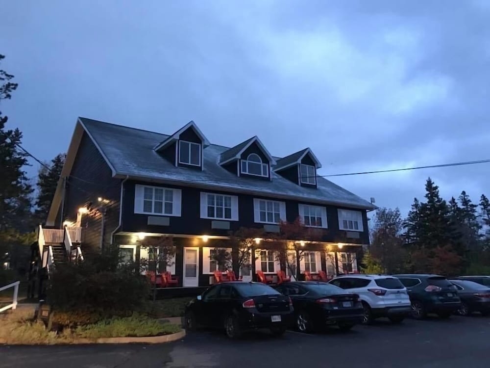 施設の正面 (日没後)