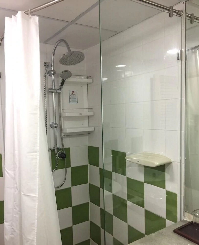 バスルームのシャワー