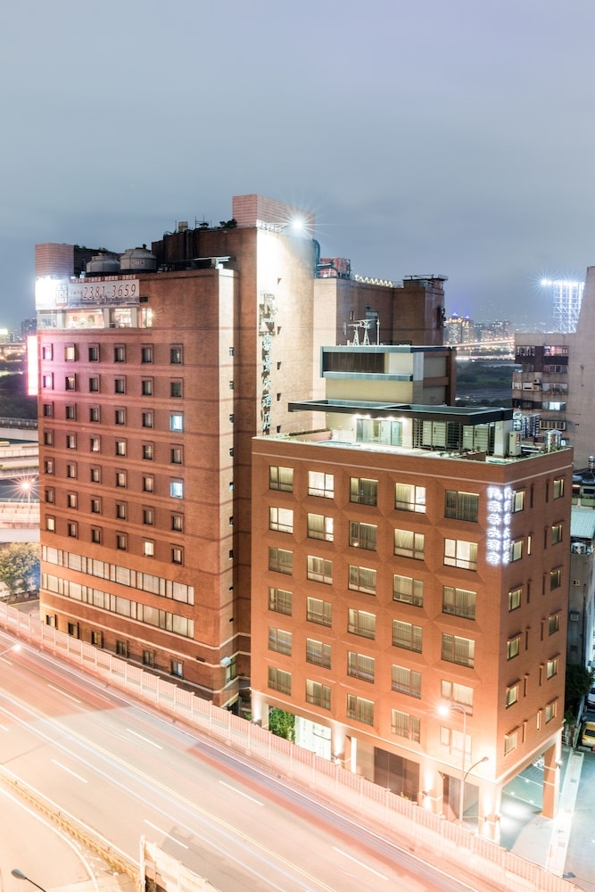 施設の正面 (日没後)