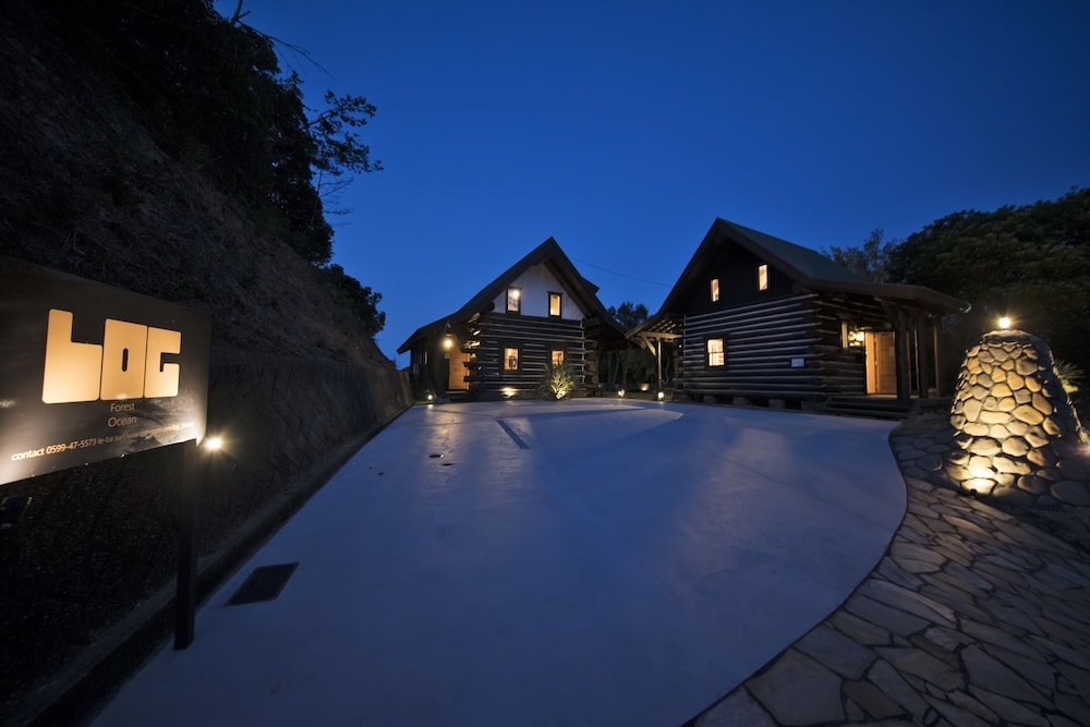 施設の正面 (日没後)