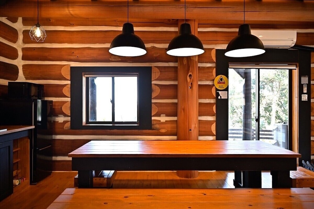 客室内のダイニングエリア