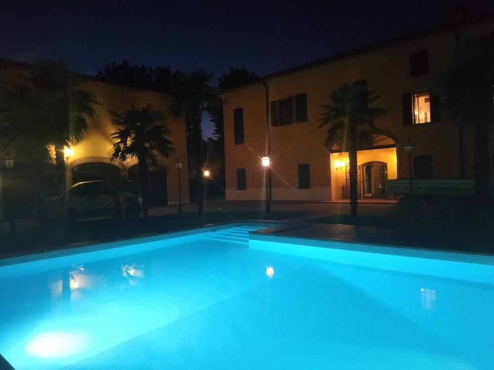 施設の正面 (日没後)